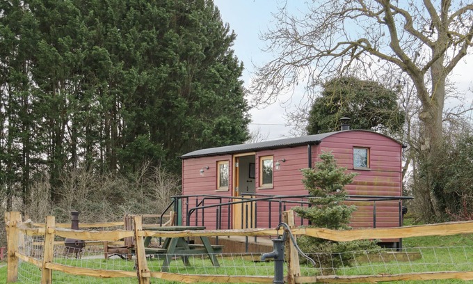 Saint Asaph Cottage | THE SHIRE HUT, pet friendly, character holiday cottage in St Asaph