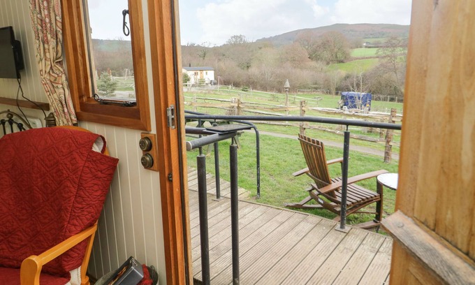 Saint Asaph Cottage | THE SHIRE SHEPHERDS HUT, pet friendly, with open fire in St Asaph