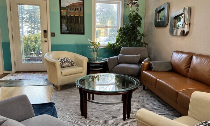 Kodiak House | The Shoreline Legacy House w/Fireplace