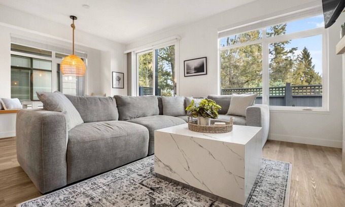 East Kootenay House | The Silver Fox | Private Hot Tub | Walk to Beach