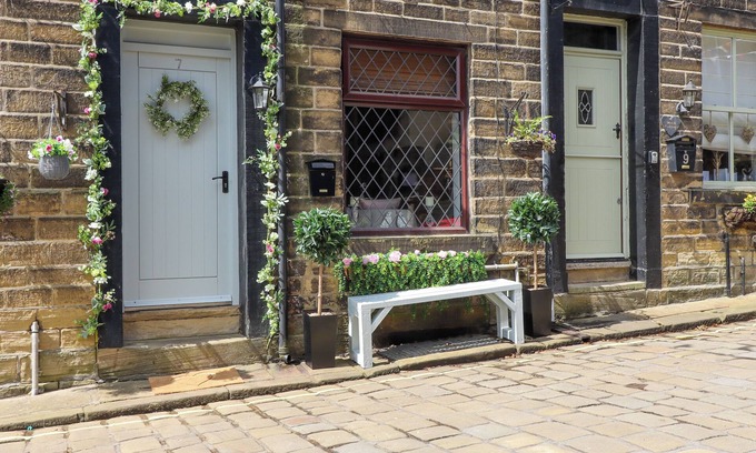 Haworth Cottage | THE SNUG ON THE COBBLES, romantic, with a garden in Haworth
