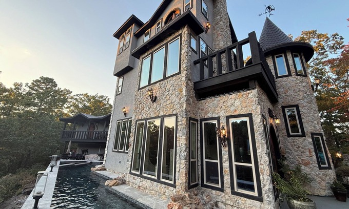 Broken Bow Cabin | The Sorcerer Stone Lavash Castle With Lake Views