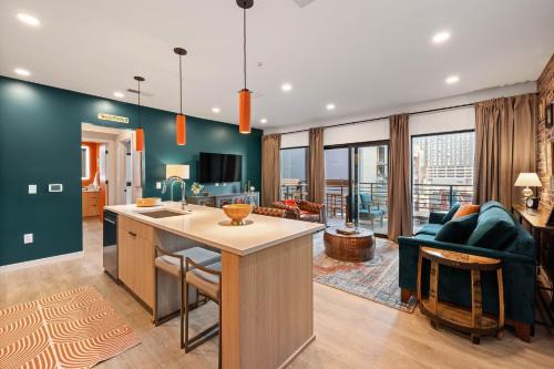 Downtown Nashville House | The Speakeasy Walk to Broadway Parking Pool