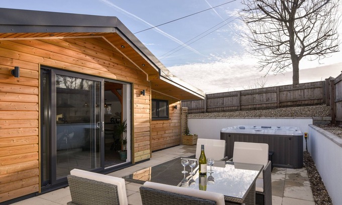 Shute Cottage | THE STABLES @ MERRYDOWN, family friendly, with hot tub in Axminster