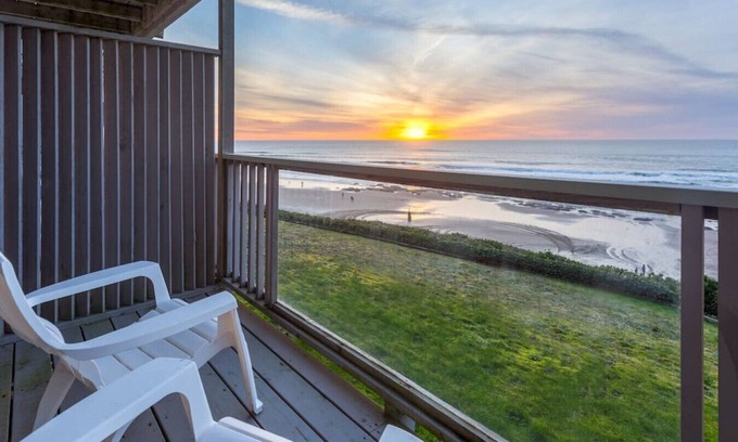 Lincoln City Condo | The Starfish-Oceanfront balcony, kitchen,fireplace