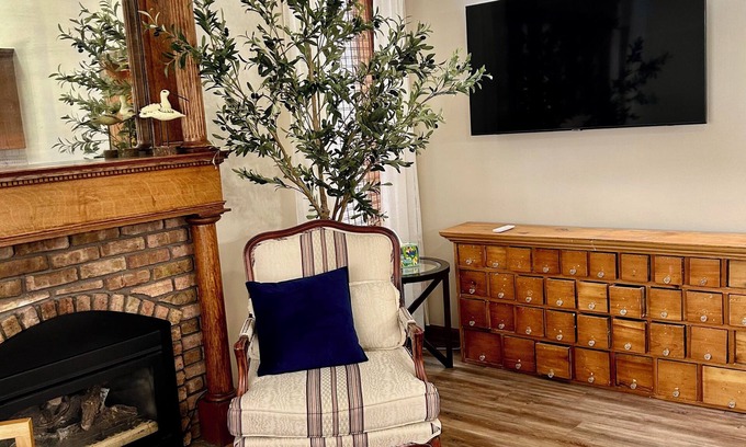Fennville House | “The Stones Throw Chateau” Minutes to anywhere