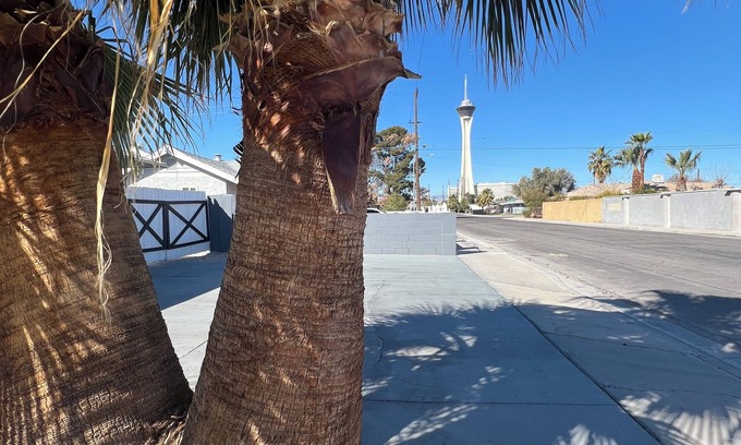 Las Vegas House | The Strat House One-Entire place-house-4 bed/2 bath