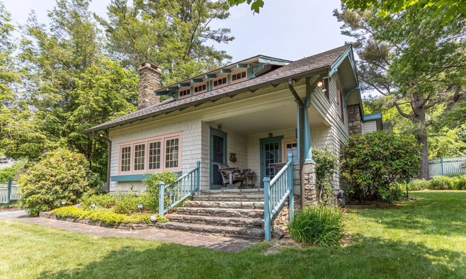 Blowing Rock House | The Suddreth Cottage - Walk to Main Street Blowing Rock - Private Garden with Gazebo