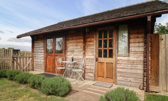 Deerhurst Cottage | THE SUMMER HOUSE, romantic, with pool in Tewkesbury