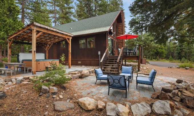 Carnelian Bay Ski Chalet | The Sunset Getaway - Hot Tub, Dog Friendly