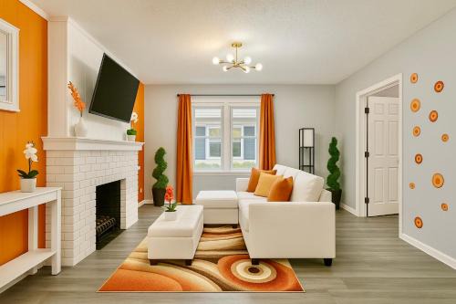 Cleveland House | The Sunstone Retreat - 2BR Upper Unit of A Triplex In Brooklyn Centre Near Downtown With Parking, Laundry & Self Check-In