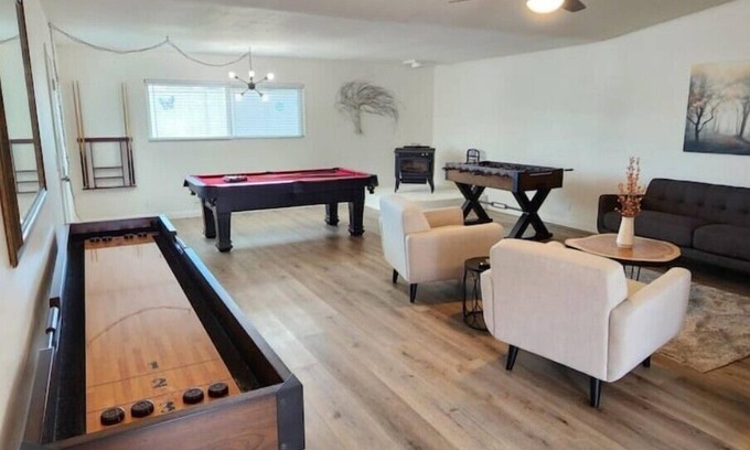Yucca Valley House | The Supreme House- Family Friendly Vacay with games and hot tubnn