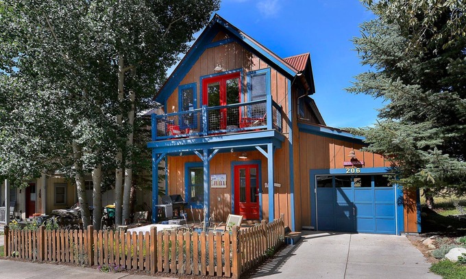 Crested Butte House | The Surf Shack, Unique cozy house in Pitchfork