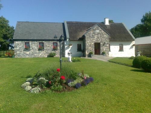Corrandulla Bed & Breakfast | The Thatched Cottage B&B