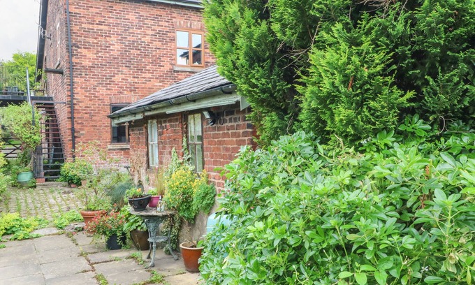 Warrington Cottage | THE TOOLSHED, romantic, character holiday cottage in Birchwood