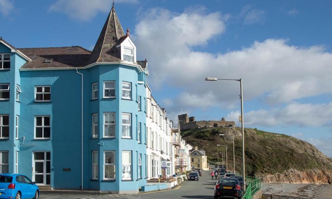 Criccieth House | The Towers - Ardudwy