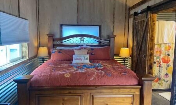 South Fork House | The Trail HeadnAt the Crossroads of Town and Trail