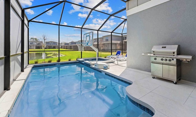 Florida Center House | The Trendy | Modern home on I-Drive w/designer decor, chic LR/DR, toy themed RM