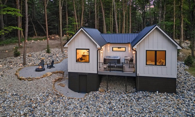 Rockbridge Cabin | The U Haus | Modern & New | Private Hot Tub