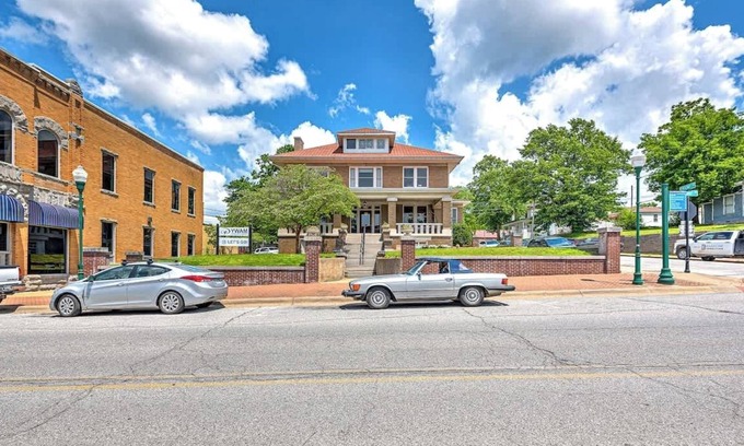 Siloam Springs House | The Uptown Suite at The Historic Connelly Harrington