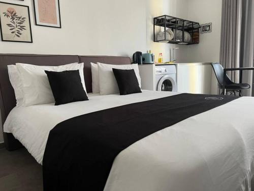Ta' Giorni House | The Valley Room 6 with parking on premises