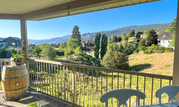 Okanagan-Similkameen Bed & Breakfast | 'The Verandah' King Suite at GaLa View B&B: Mountain & Lake Views