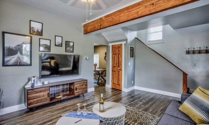 Colorado Springs House | The Vibrant Victorian! BBQ grill & Fire Pit!