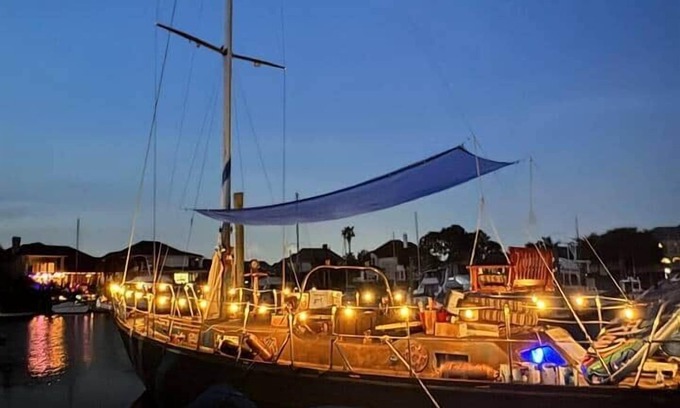 Clear Lake Shores Boat Rental | The Victorian Voyager