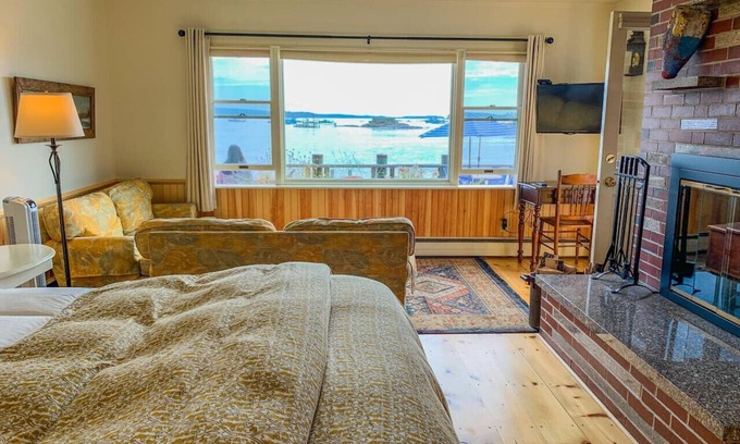 Stonington Hotel | The Victory Chimes - Inn on the Harbor