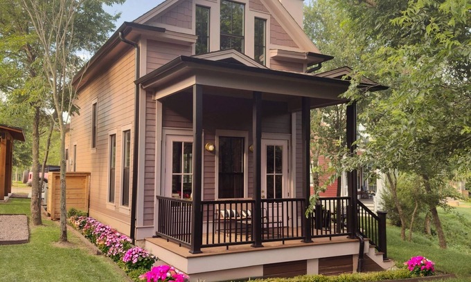 Wheatland House | The Village Jewel at Selah- 2 bed 2 bath Sleeps 5 - Close to OU Campus