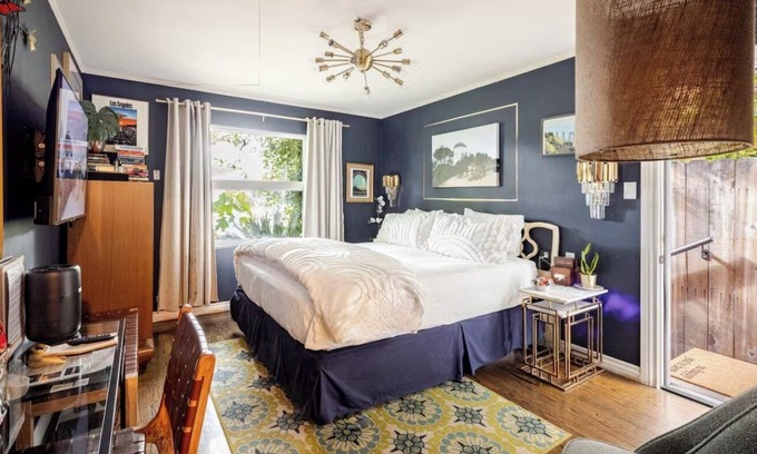 North Hollywood Apartment | The Vine Studio City ☆ Cal King Bed ☆ Private Entrance ☆ Easy Street Parking