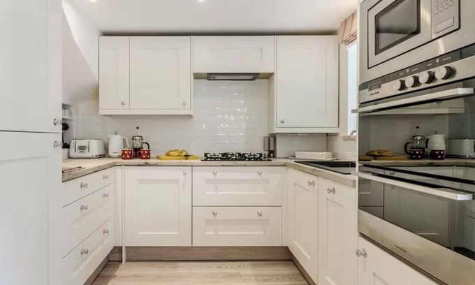 Paignton Cottage | The Vinery - Cosy Cottage, Village, Pubs, Dog Walks Playground, 3 miles to Coast