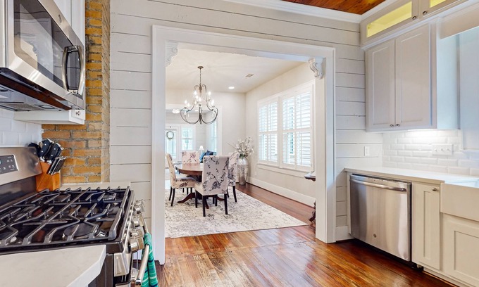 Galveston House | The Vintage Swan | Alfresco Entertaining Lounge with TV & Bar | Walk to Beach
