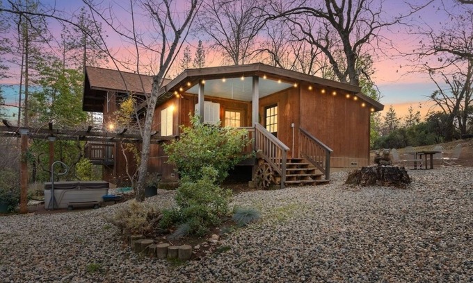 Nevada City House | The Vista Knolls Woodland House Autumn Color!
