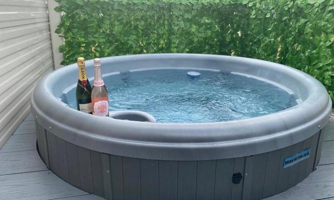 Tattershall Resort | The Wardens Escape - Tattershall Lakes Country Park
