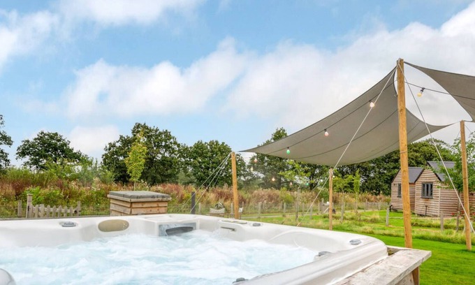 Abbess Roding Ski Chalet | The Warren in the beautiful Ashford