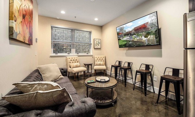 Roanoke Apartment | The West End Flats Downtown Free Parking ⛰️