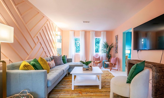 Oxford House | The West Palm, 2BR Oasis by Velvet Ditch Villas