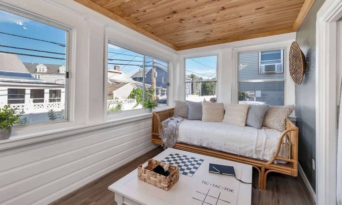Hampton Apartment | The Whale Spout - King bed and close to the Beach!