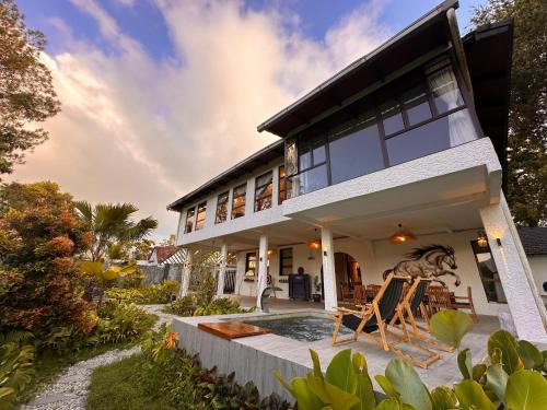 Tanah Rata House | The White Horse