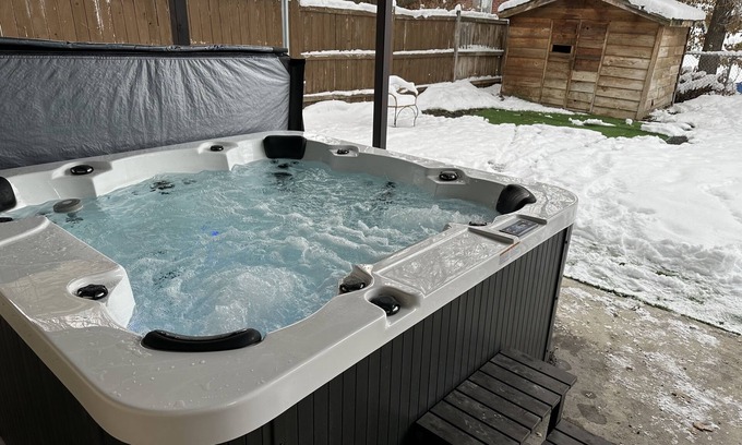 Sandy House | The White House! Private ski home with hot tub and sauna, 25min to ski resorts