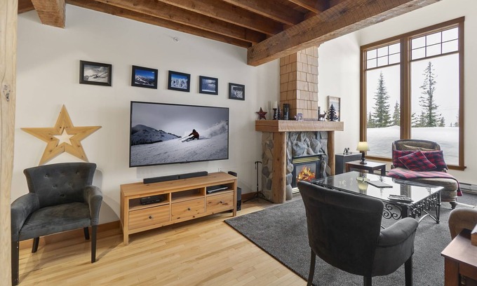 Snow Pine Estates Ski Chalet | The White Room | Priv. Hot Tub & Ski In/Ski Out