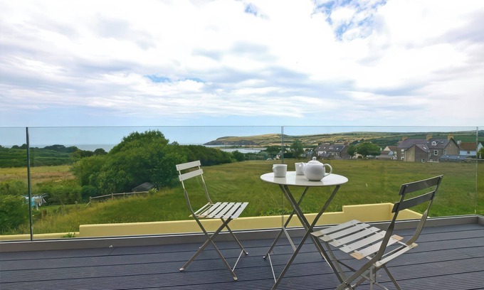 Newport Cottage | THE WILLOWS, pet friendly, with a garden in Newport, Pembrokeshire