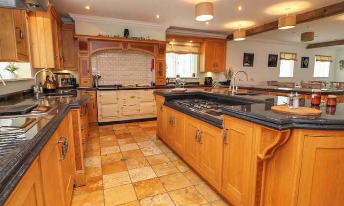 Overton-on-dee House | THE WING, pet friendly, luxury holiday cottage in Bangor-On-Dee