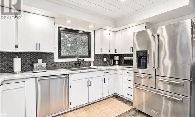 Collingwood Ski Chalet | 🌲The woodlands retreat🌲SLEEPS 20! HOT TUB! SAND VOLLEYBALL COURT