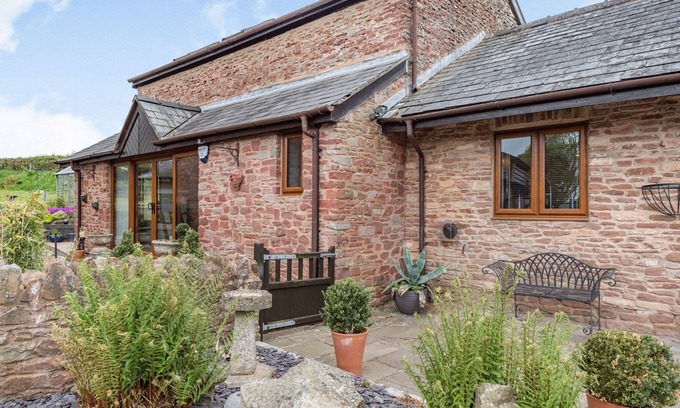 Peterstow Cottage | THE WREN'S NEST, family friendly, with a garden in Ross-On-Wye