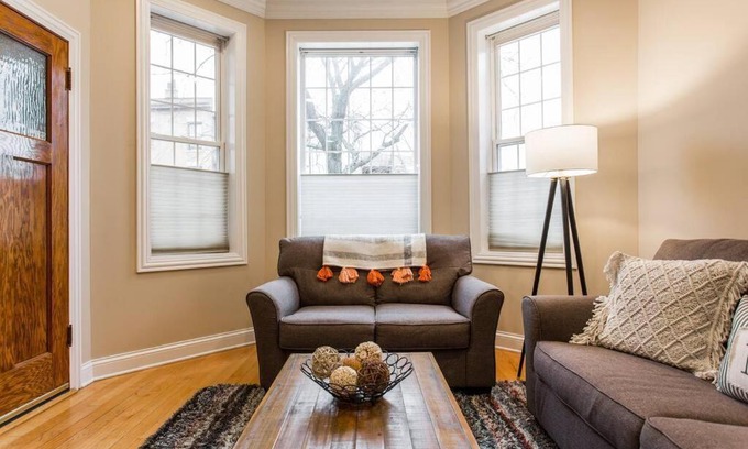 Wrigleyville Apartment | The Wrigleyville Deluxe -Steps from Wrigley Sleeps 10