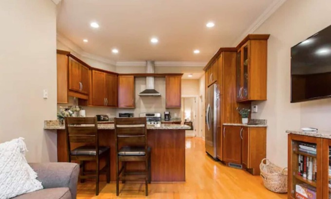 Wrigleyville House | The Wrigleyville VIP- 200 steps to Wrigley- Super Clean!
