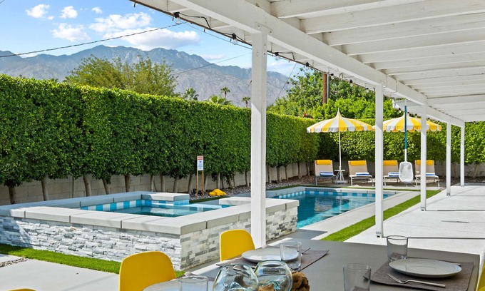 Palm Springs House | The Yellow Retreat - Exclusive Cozy Escape & Pool, The Yellow Retreat 5BED/Pool/Spa/Swim-Up Bar