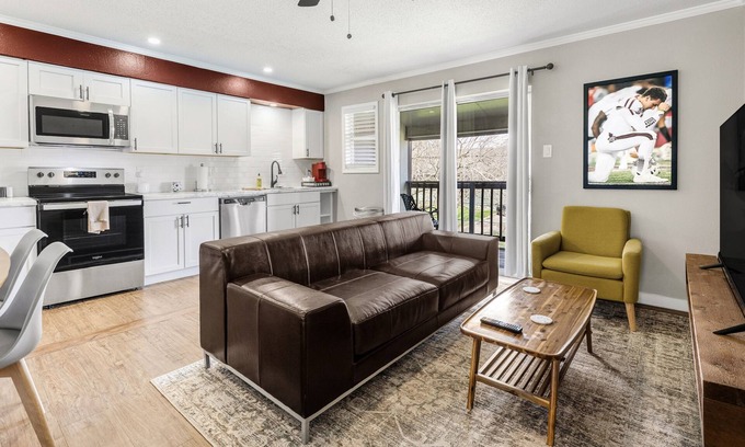 Northgate Apartment | The Zone: Blocks from Texas A&M, Comfy King Bed